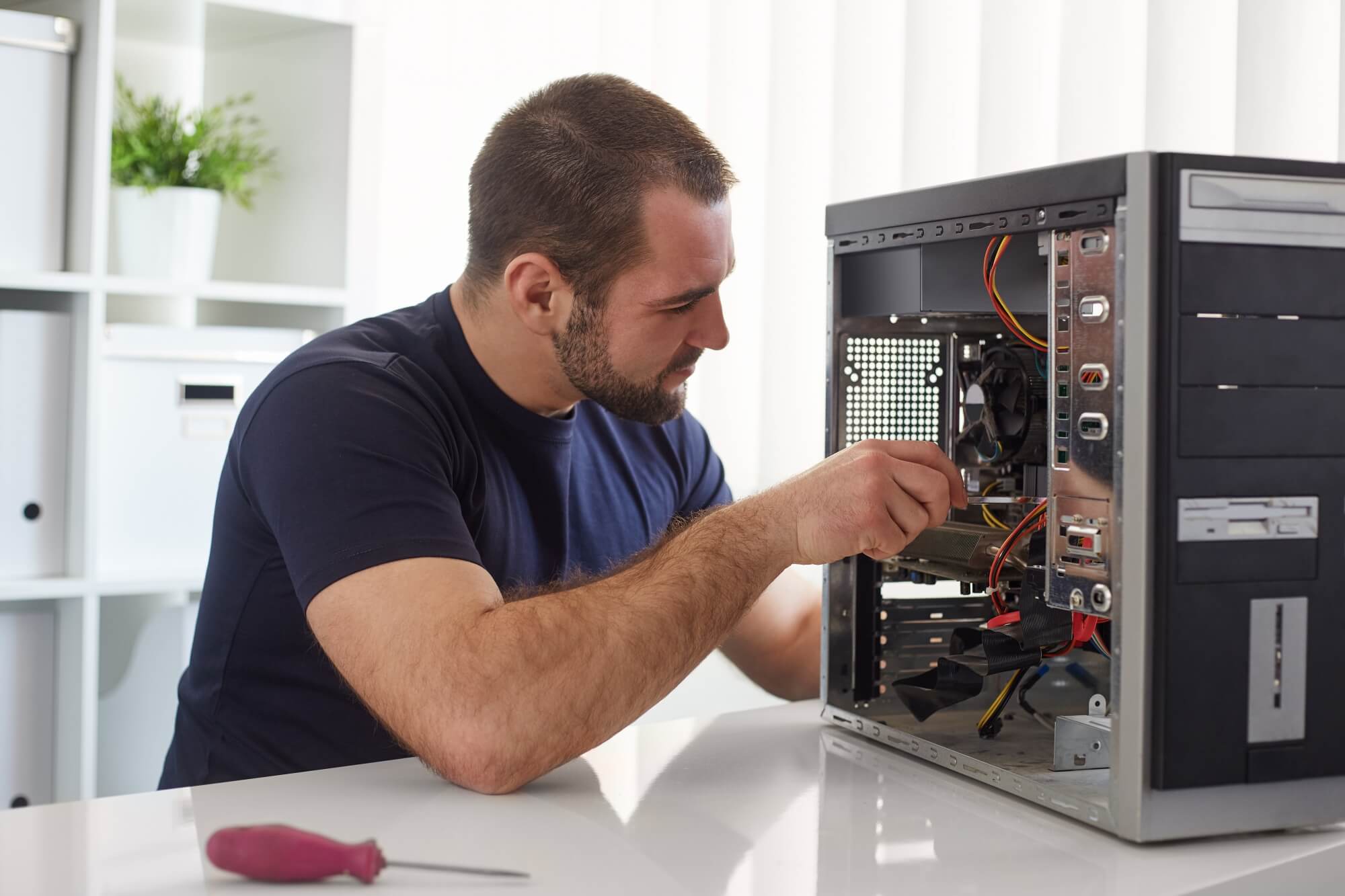Técnico reparando torre de un PC